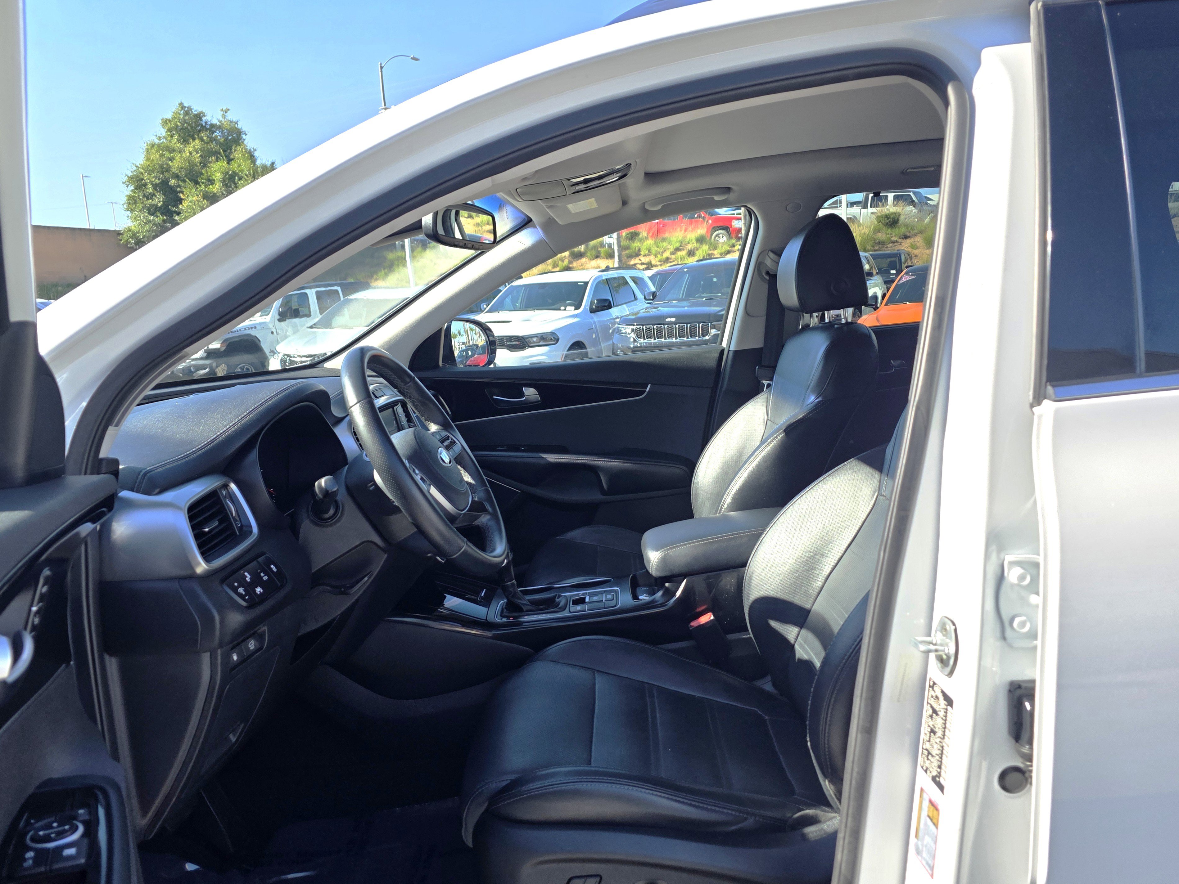 Used 2019 Kia Sorento SX image 12