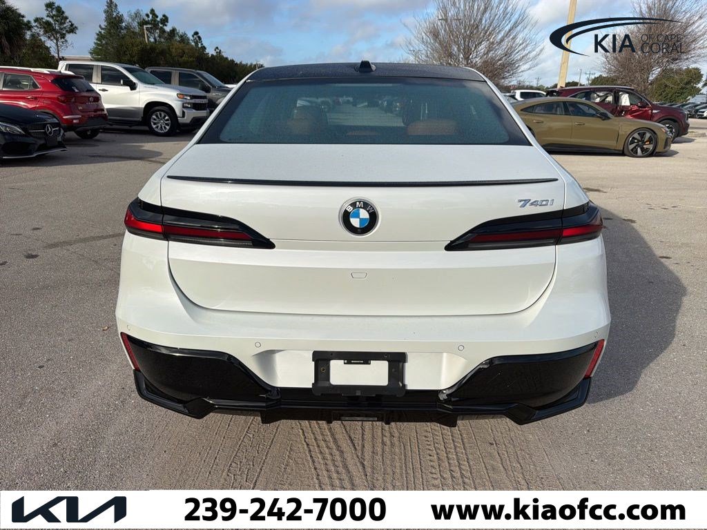 Used 2025 BMW 740i w/ Premium Package image 8