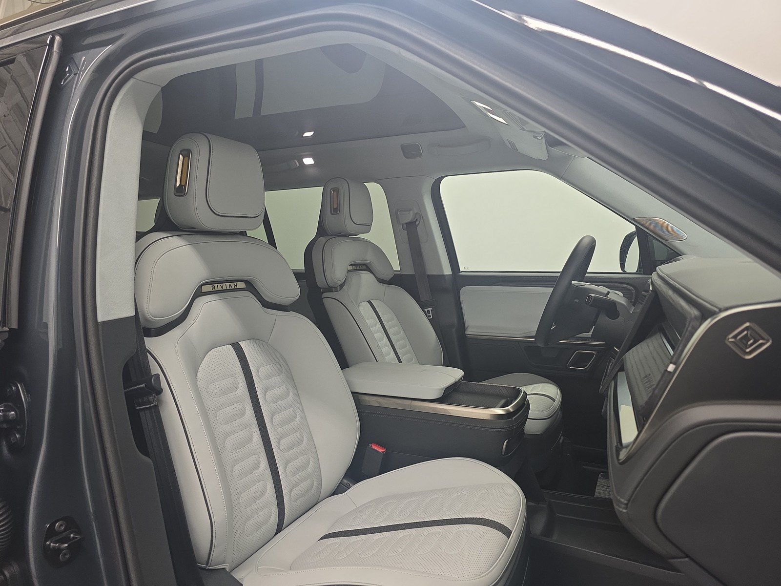 Used 2024 Rivian R1S Adventure AWD/4WD image 24