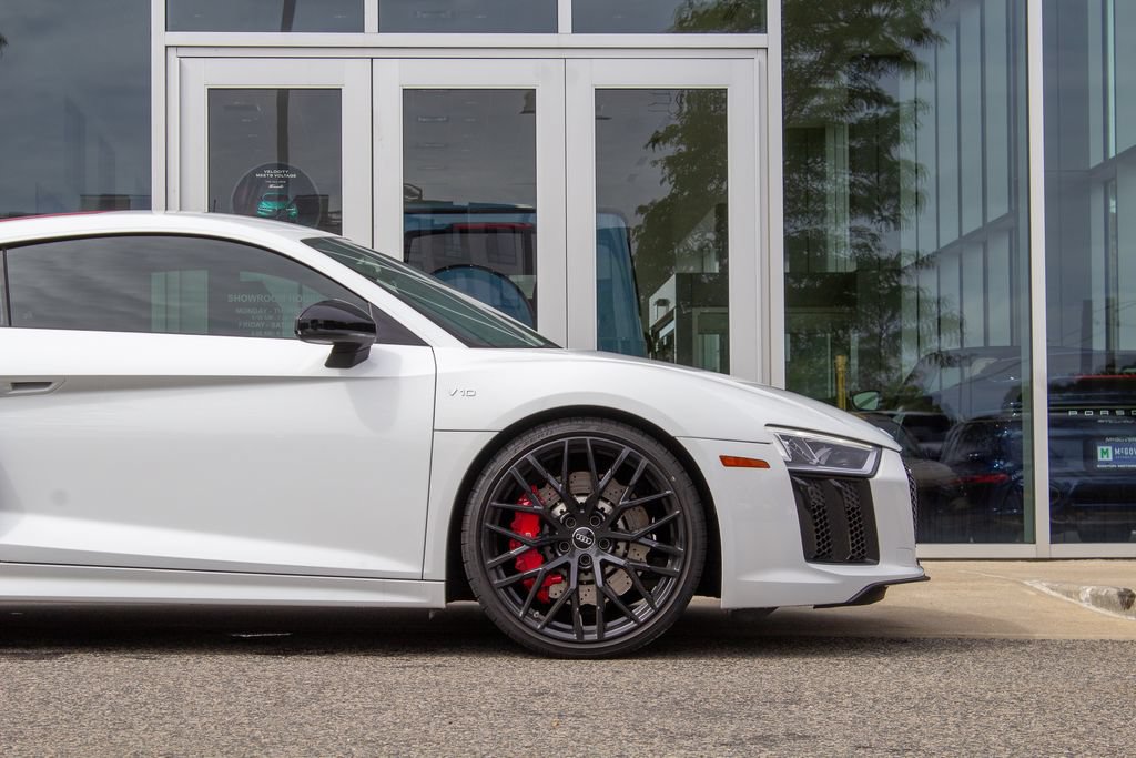 Used 2018 Audi R8 V10 w/ Premium Package RWD image 5