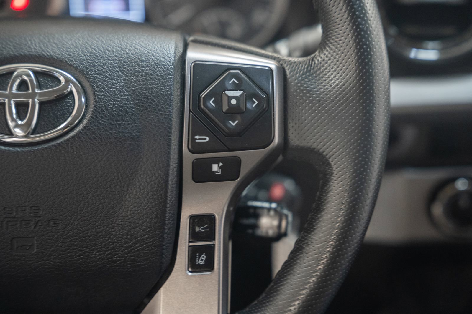 Used 2018 Toyota Tacoma SR5 AWD/4WD image 28