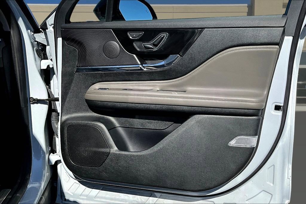 Used 2025 Lincoln Corsair Premiere image 30