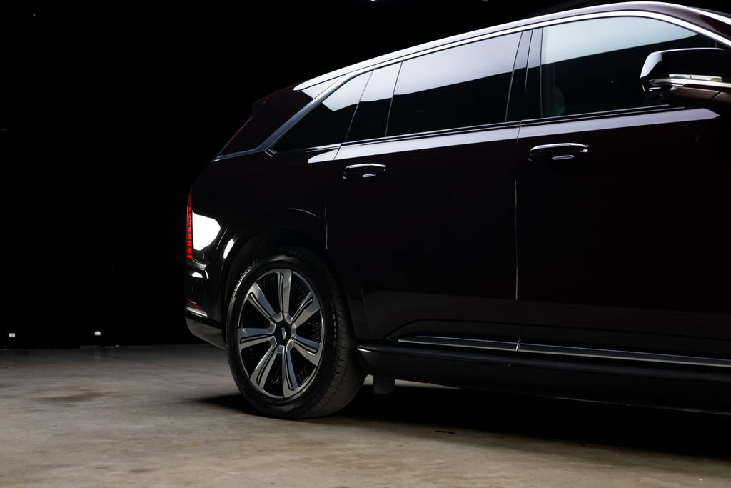 Used 2025 Cadillac Escalade IQ Luxury 2 w/ LPO, Premium Carpet Package AWD/4WD image 9