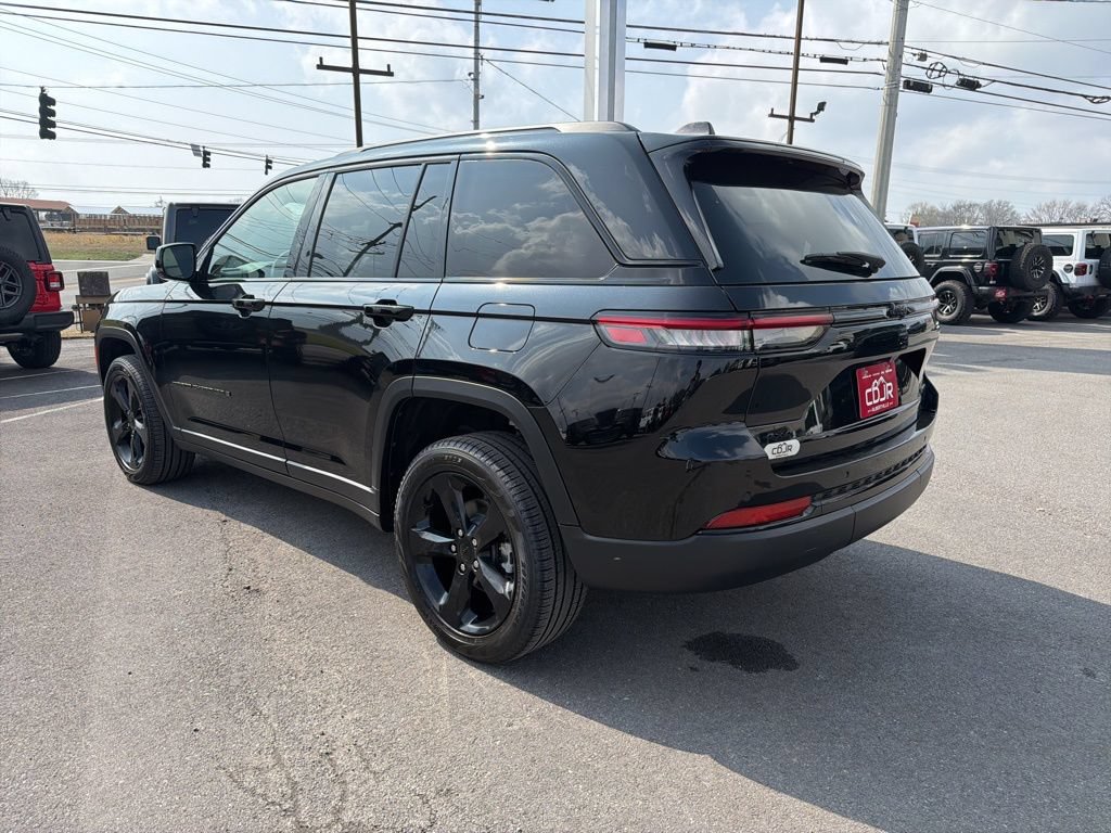 Used 2025 Jeep Grand Cherokee Limited w/ Black Appearance Package AWD/4WD image 4