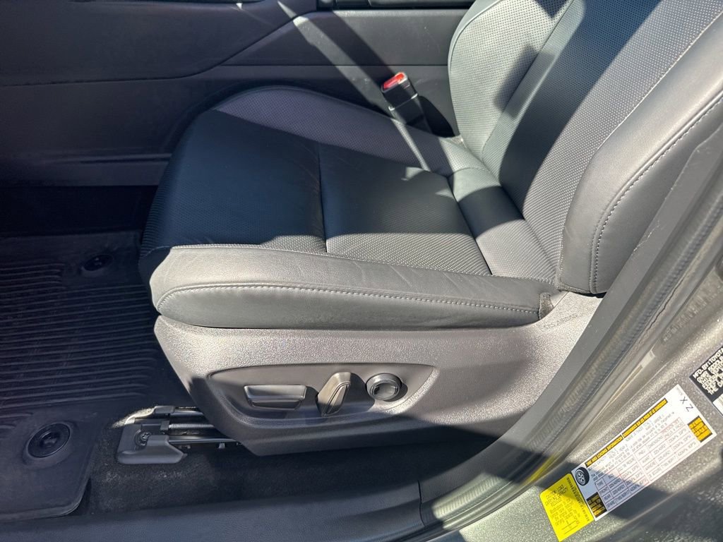 Used 2023 Toyota Crown Limited w/ Advanced Technology Package image 19