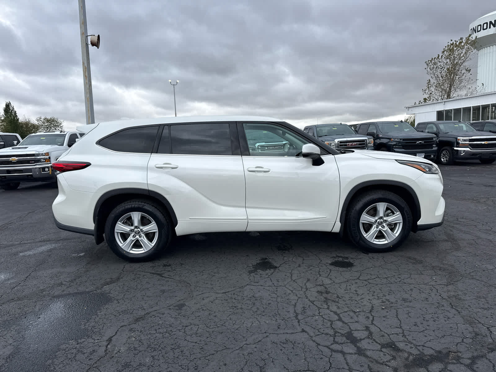 Used 2020 Toyota Highlander L AWD/4WD image 6