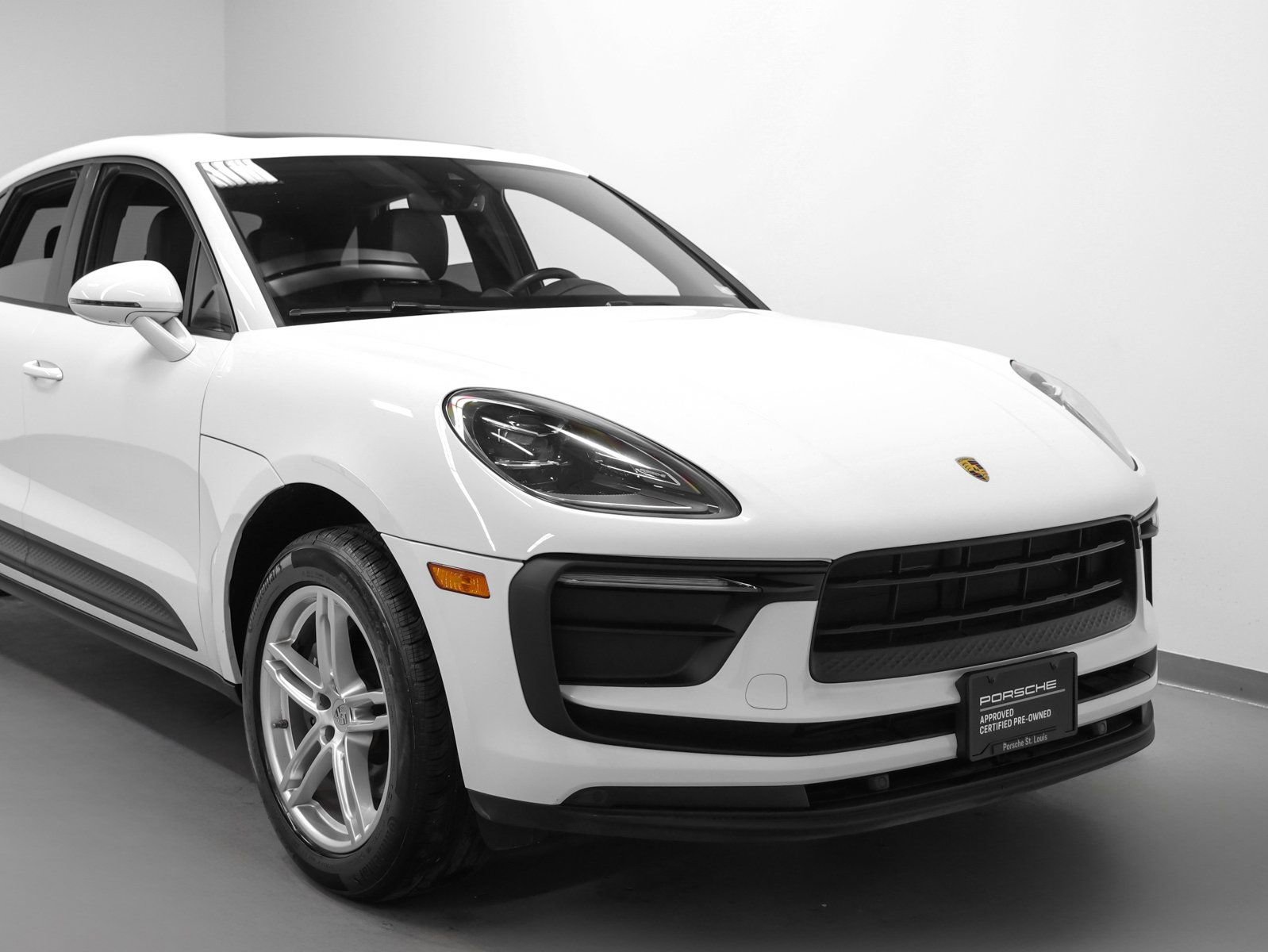Certified 2022 Porsche Macan image 9