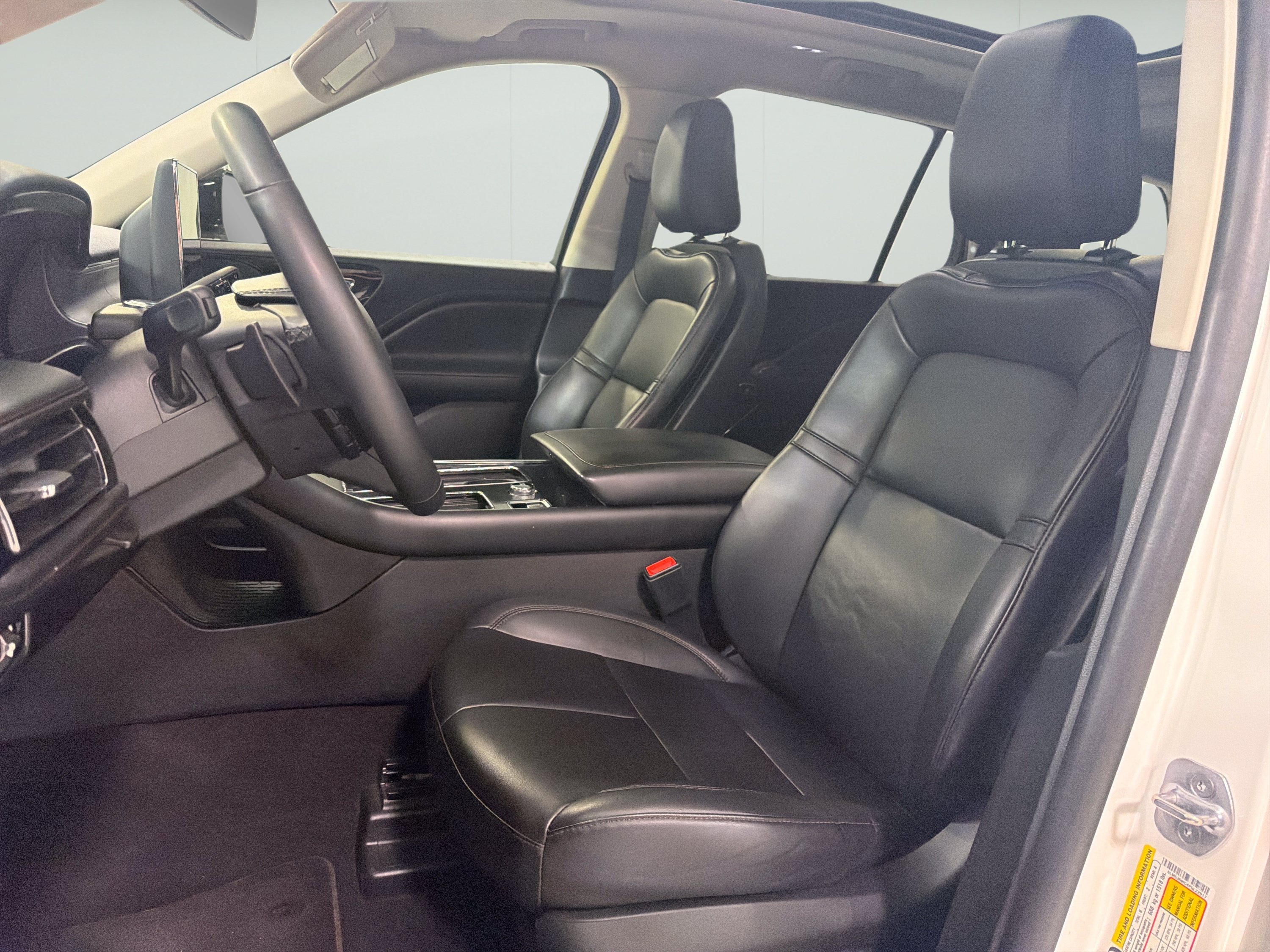 Used 2023 Lincoln Aviator 2WD w/ Premium Package image 9