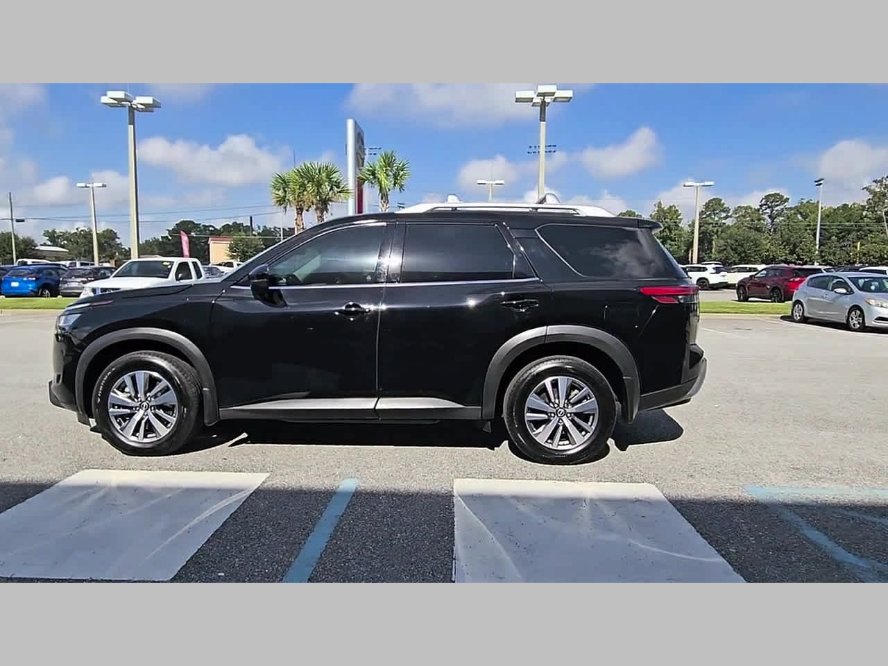 Used 2023 Nissan Pathfinder SL AWD/4WD image 27
