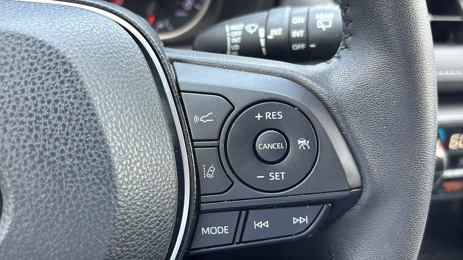 Used 2022 Toyota RAV4 XLE Premium FWD image 31