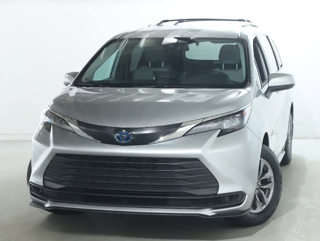 Used 2025 Toyota Sienna LE FWD image 3