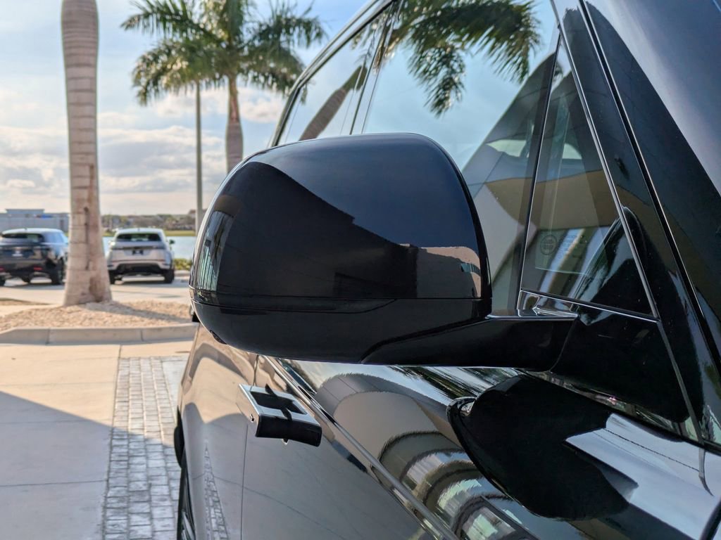 New 2026 Land Rover Range Rover Long Wheelbase SE image 12