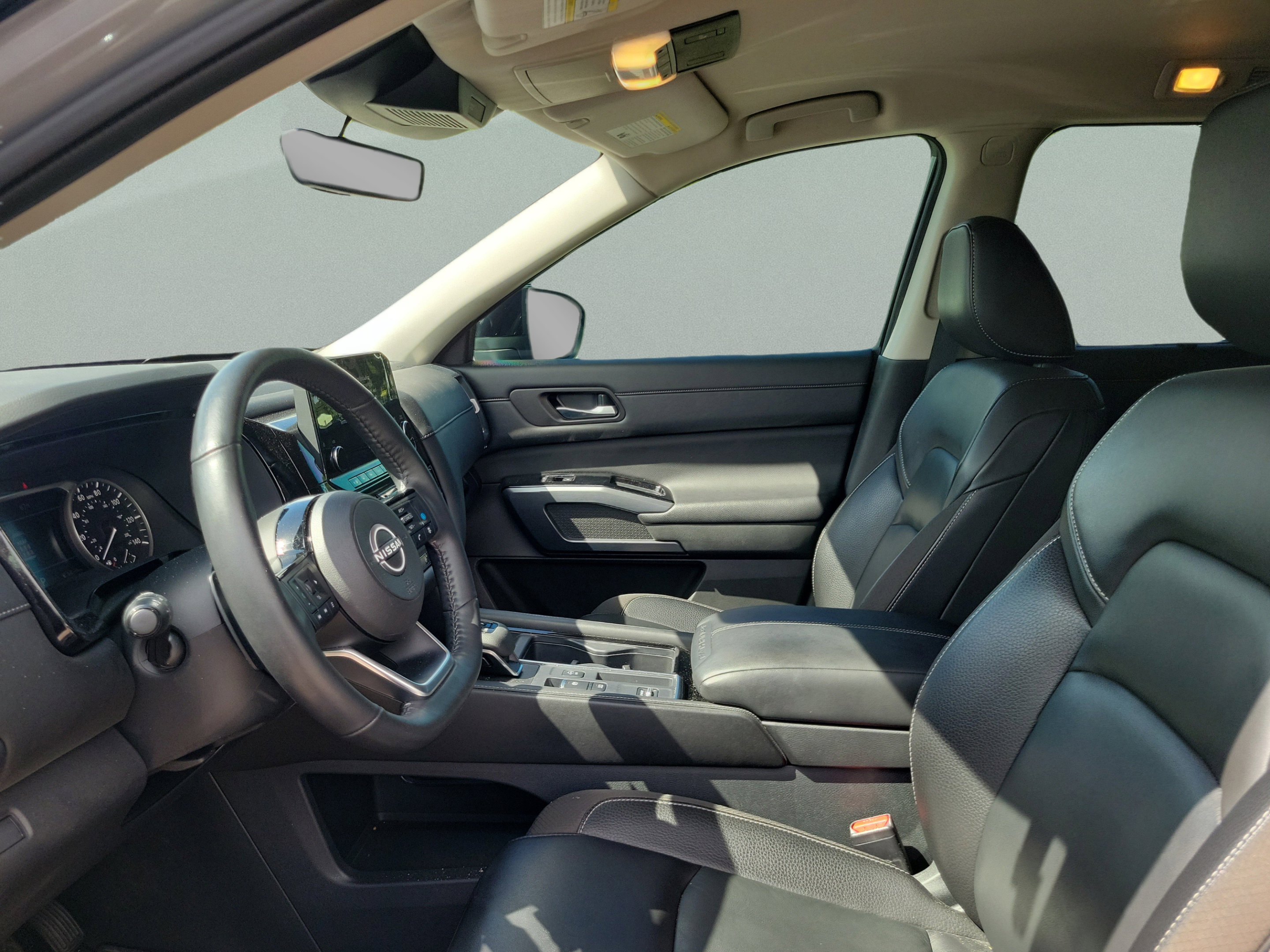 Used 2024 Nissan Pathfinder SL w/ Black Appearance Package FWD image 18