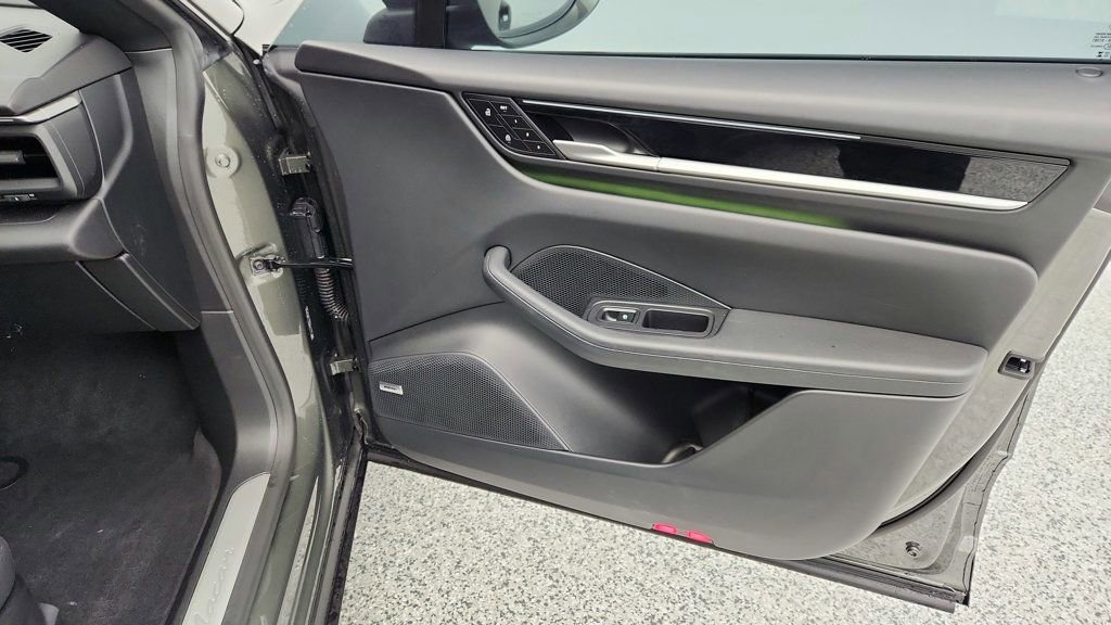 Used 2025 Porsche Macan Electric w/ Premium Package image 26