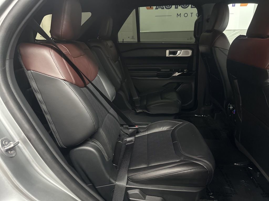 Used 2022 Ford Explorer Platinum w/ Equipment Group 601A AWD/4WD image 35