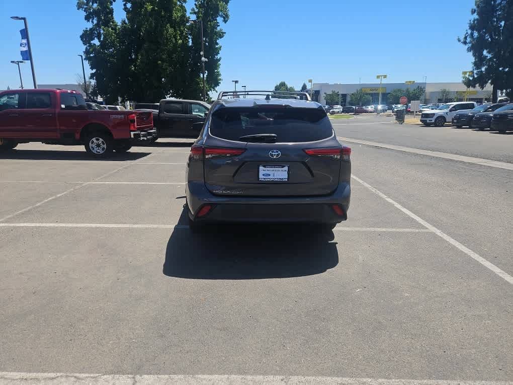 Used 2021 Toyota Highlander L FWD image 6