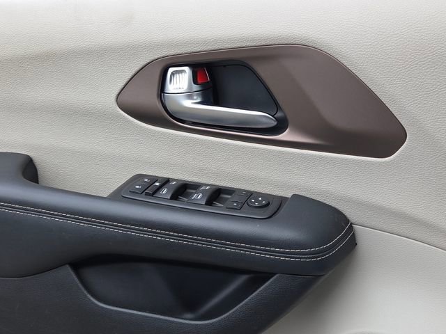 Used 2023 Chrysler Voyager LX image 27