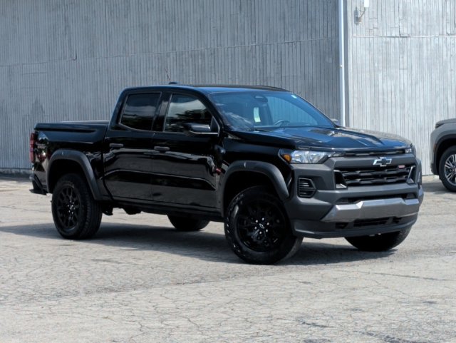Used 2023 Chevrolet Colorado Trail Boss w/ Technology Package AWD/4WD image 18