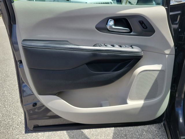 Used 2023 Chrysler Pacifica Touring-L w/ Uconnect Theater Family Group image 17