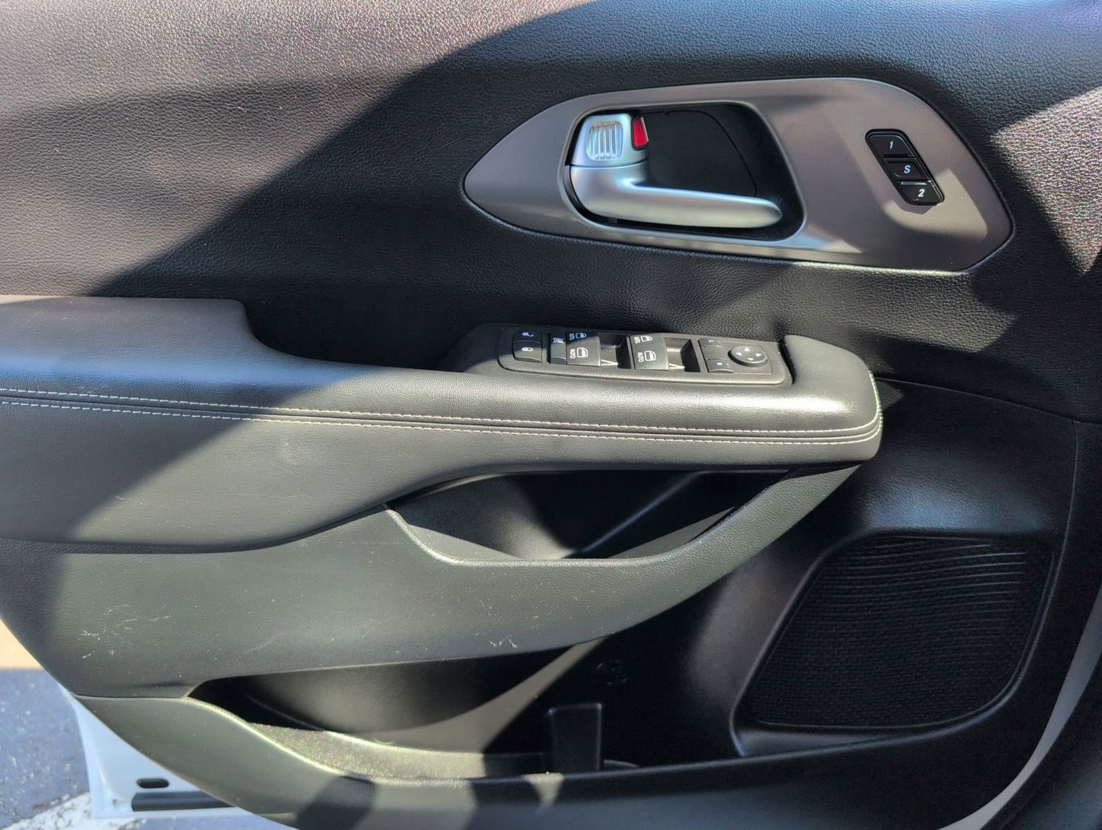 Used 2025 Chrysler Pacifica Select image 17