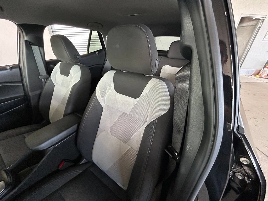 Used 2025 Chevrolet Trax LS FWD image 29