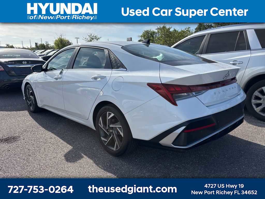 Used 2024 Hyundai Elantra Limited image 2