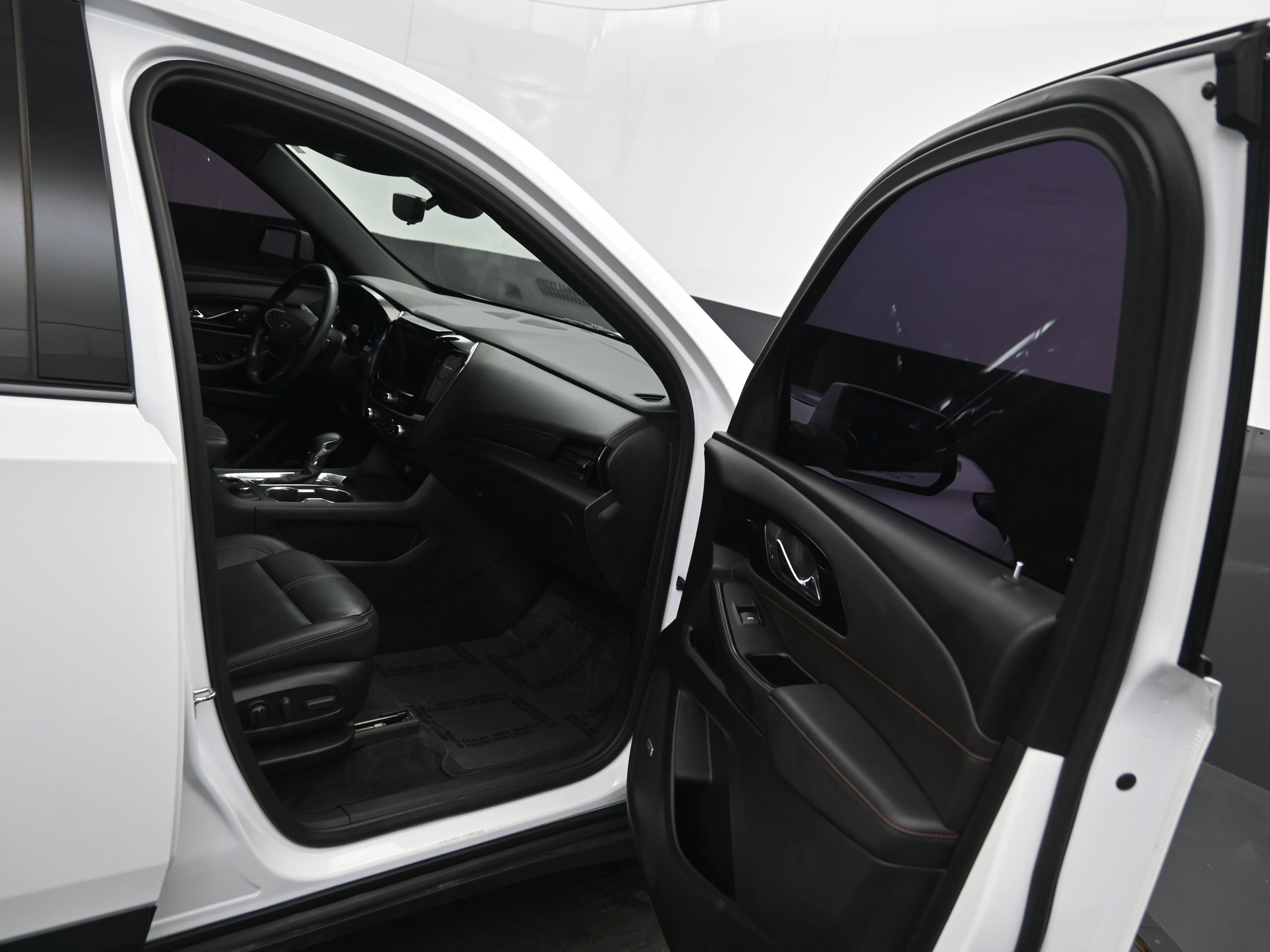 Used 2023 Chevrolet Traverse RS image 13