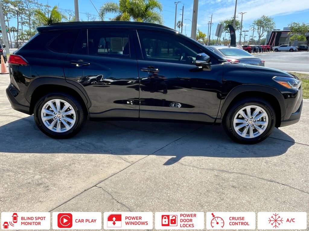Used 2022 Toyota Corolla Cross LE w/ Moonroof Package FWD image 2