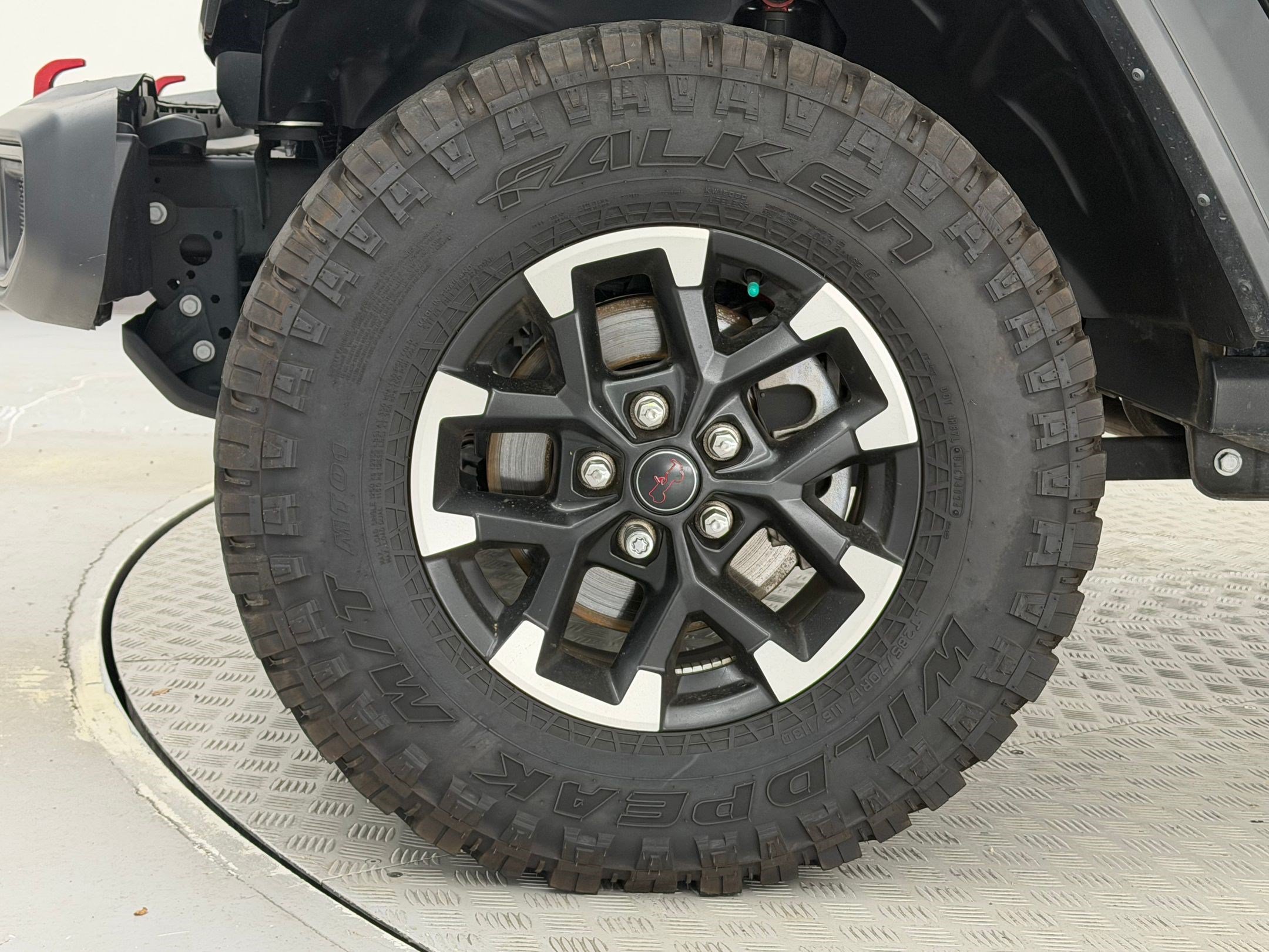 Used 2025 Jeep Gladiator Rubicon w/ Technology Group AWD/4WD image 13
