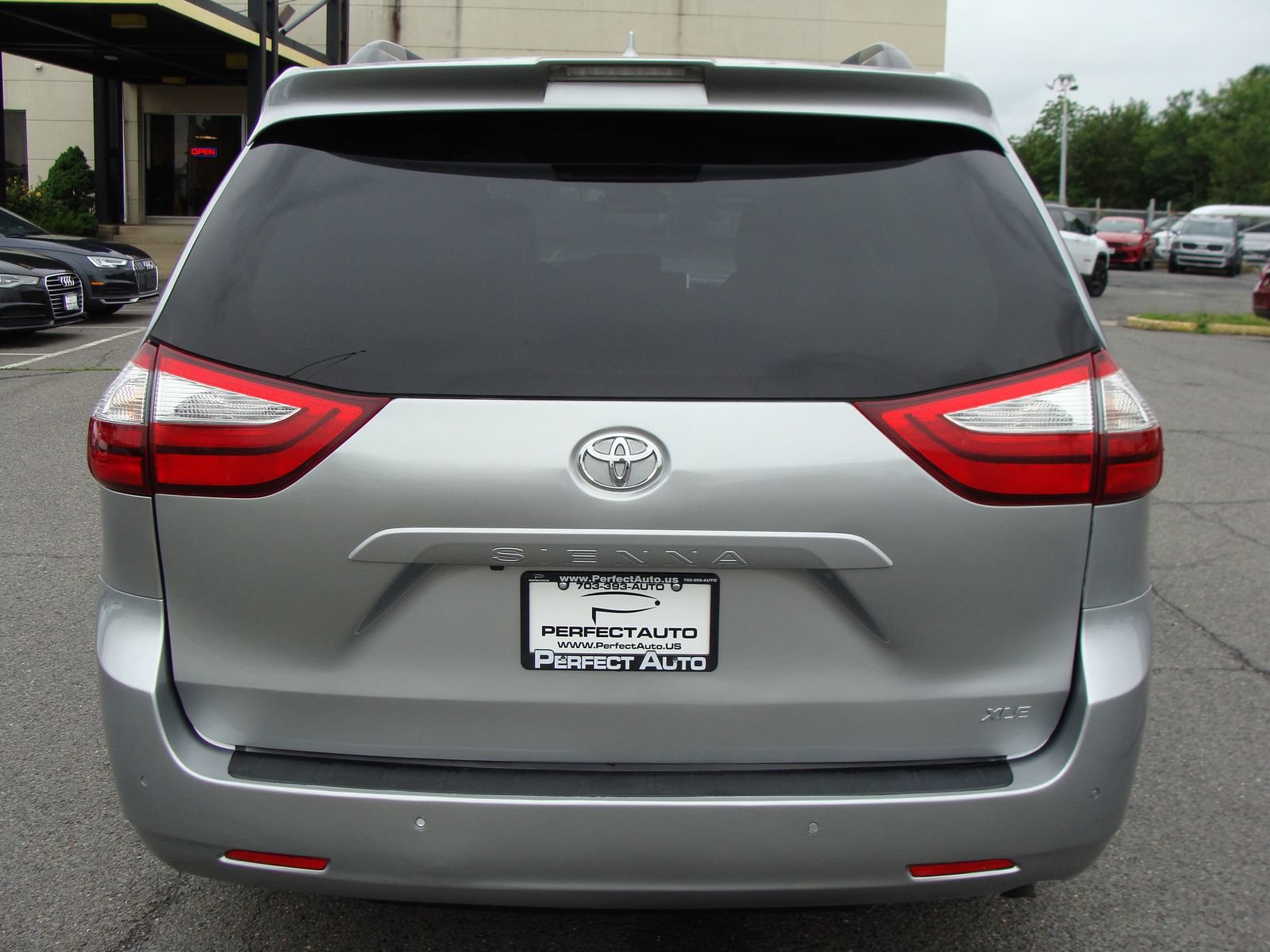Used 2019 Toyota Sienna XLE w/ XLE Navigation Package FWD image 5