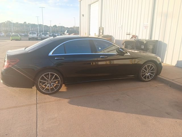 Used 2019 Mercedes-Benz S 560 Sedan w/ AMG Line Exterior image 4