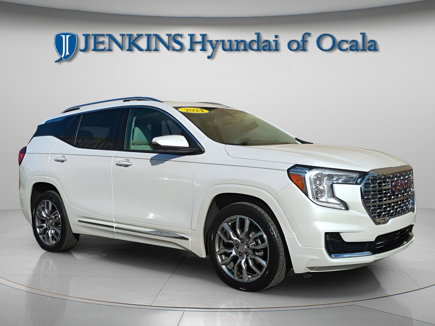 Used 2024 GMC Terrain Denali w/ Denali Premium Package image 9