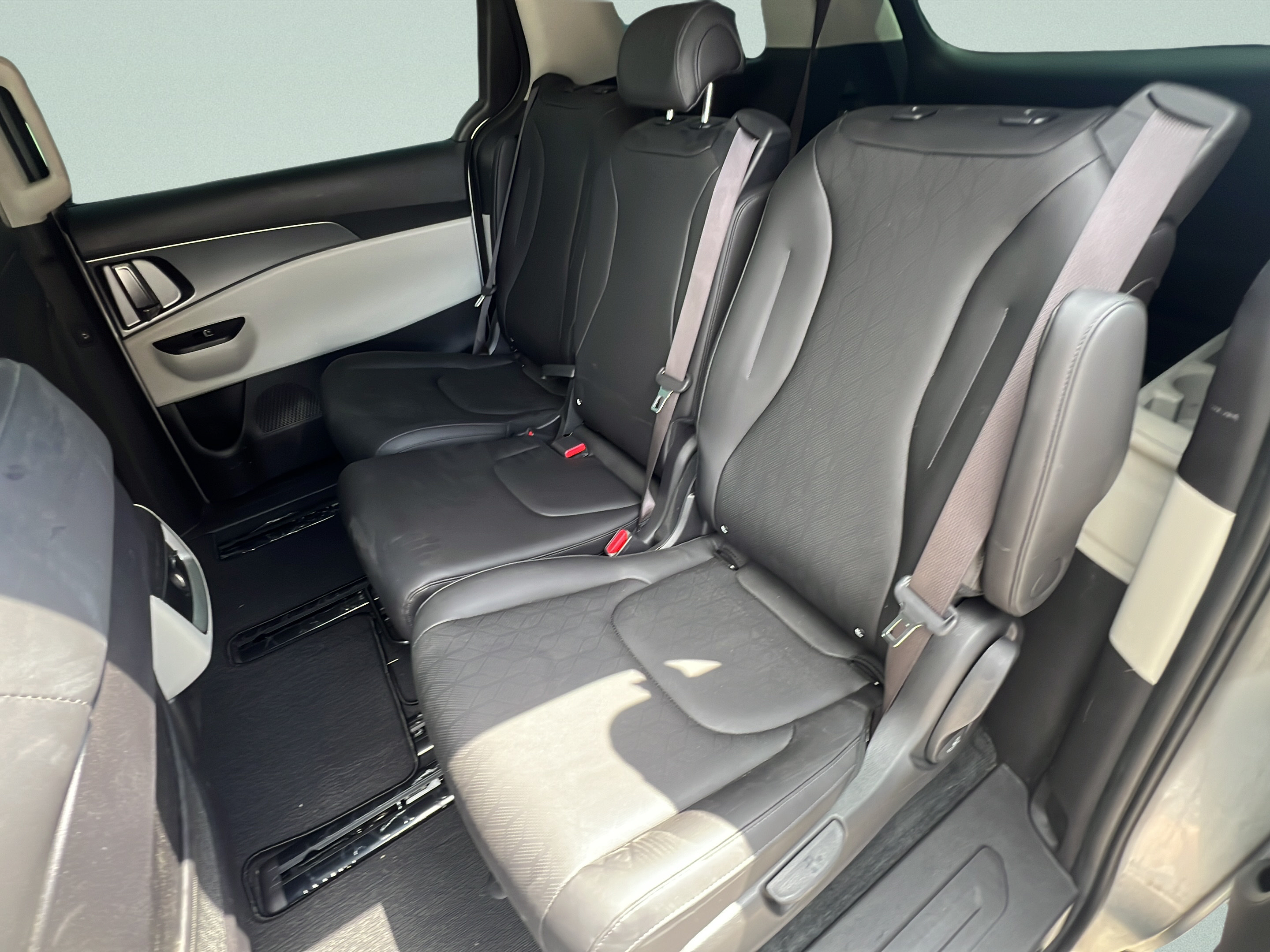 Used 2023 Kia Carnival LX FWD image 10