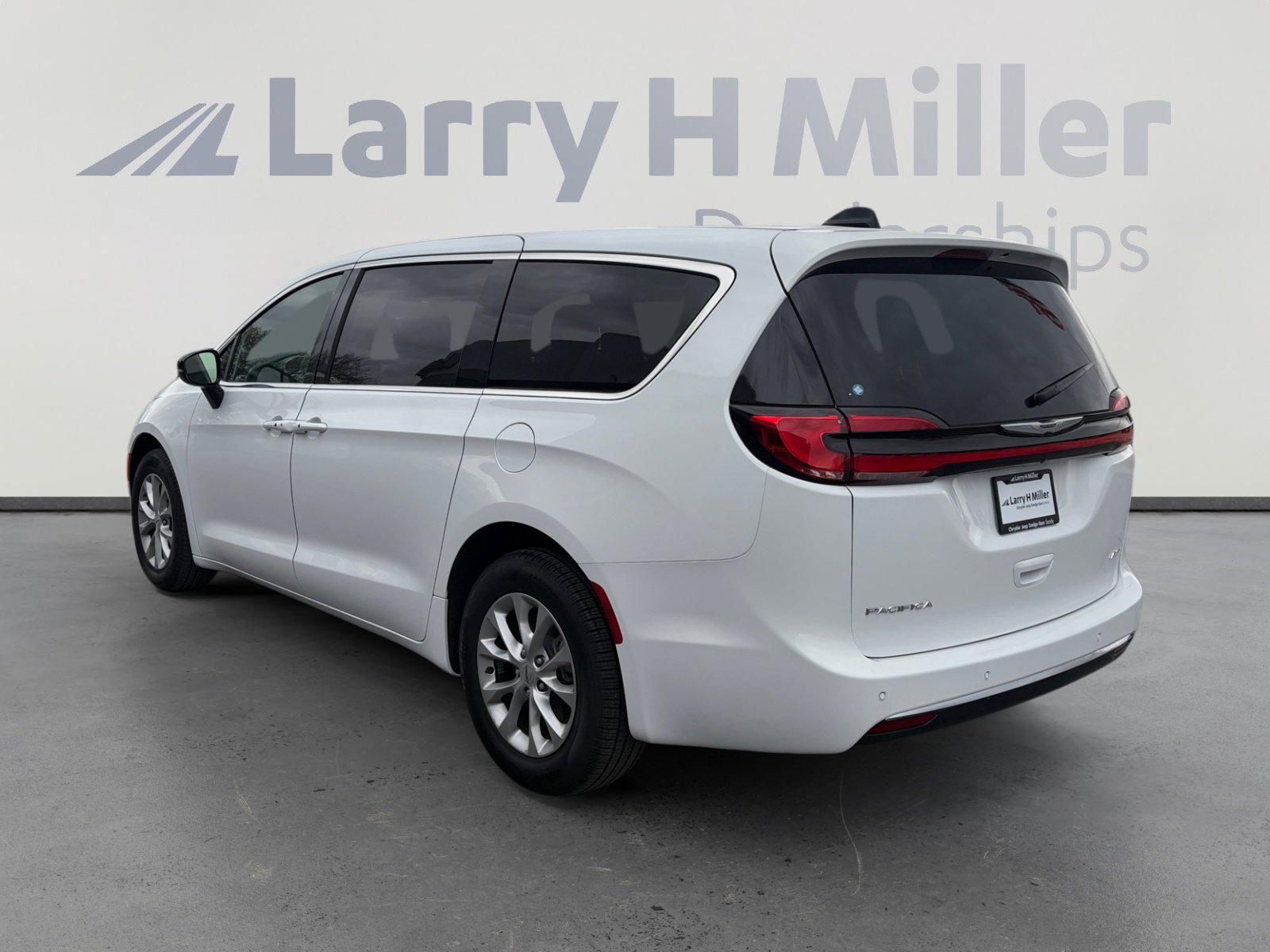 Used 2025 Chrysler Pacifica Select image 3