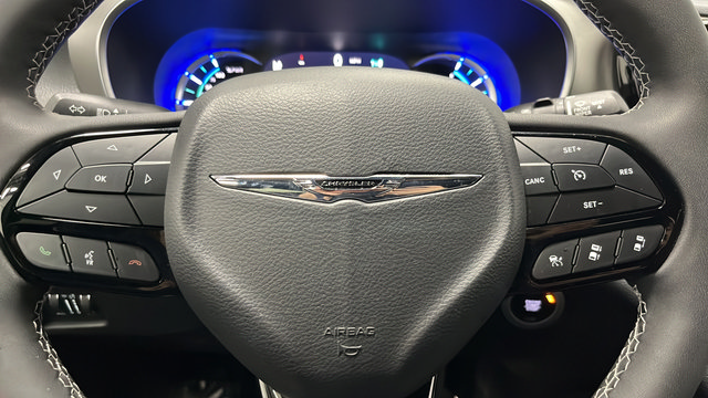 Used 2024 Chrysler Pacifica Premium FWD image 15