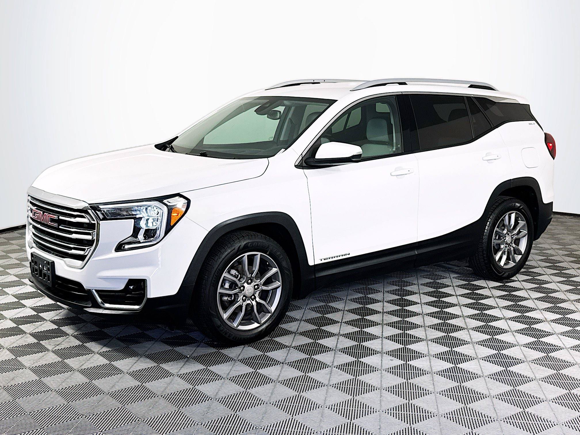 Used 2022 GMC Terrain SLT w/ Infotainment Package II FWD image 4
