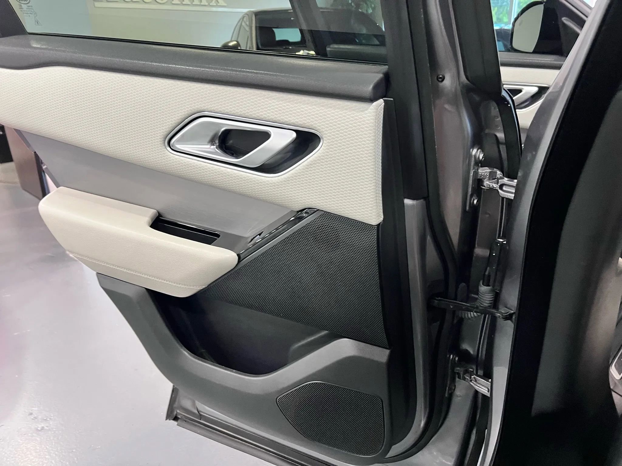 Used 2020 Land Rover Range Rover Velar R-Dynamic S image 29