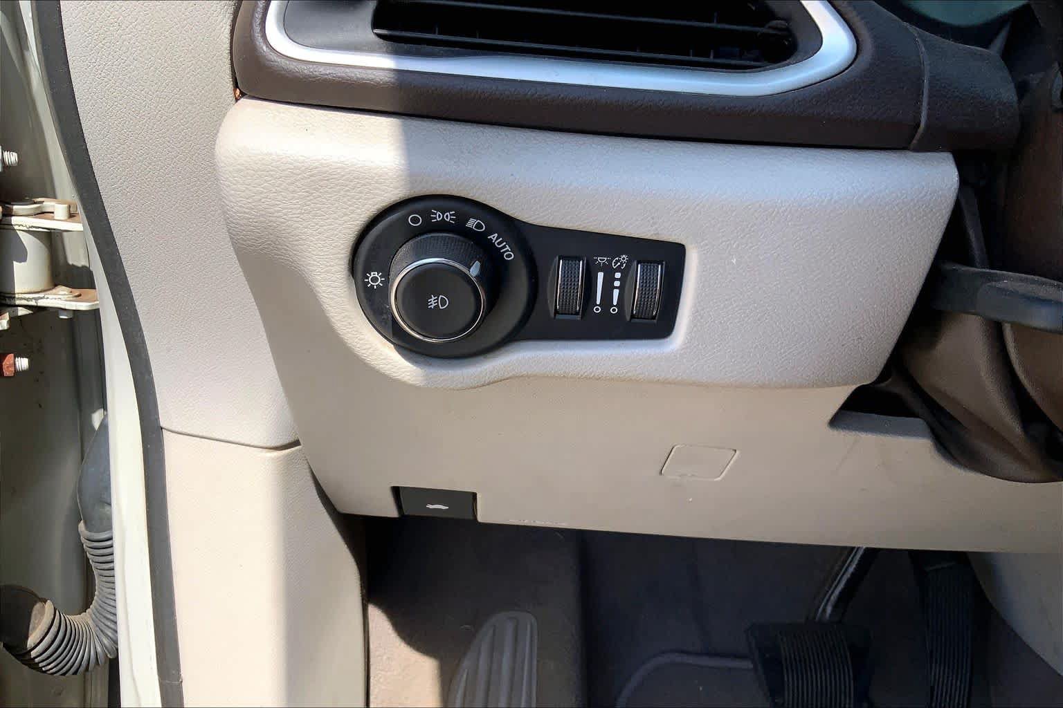 Used 2017 Chrysler Pacifica Touring-L FWD image 30