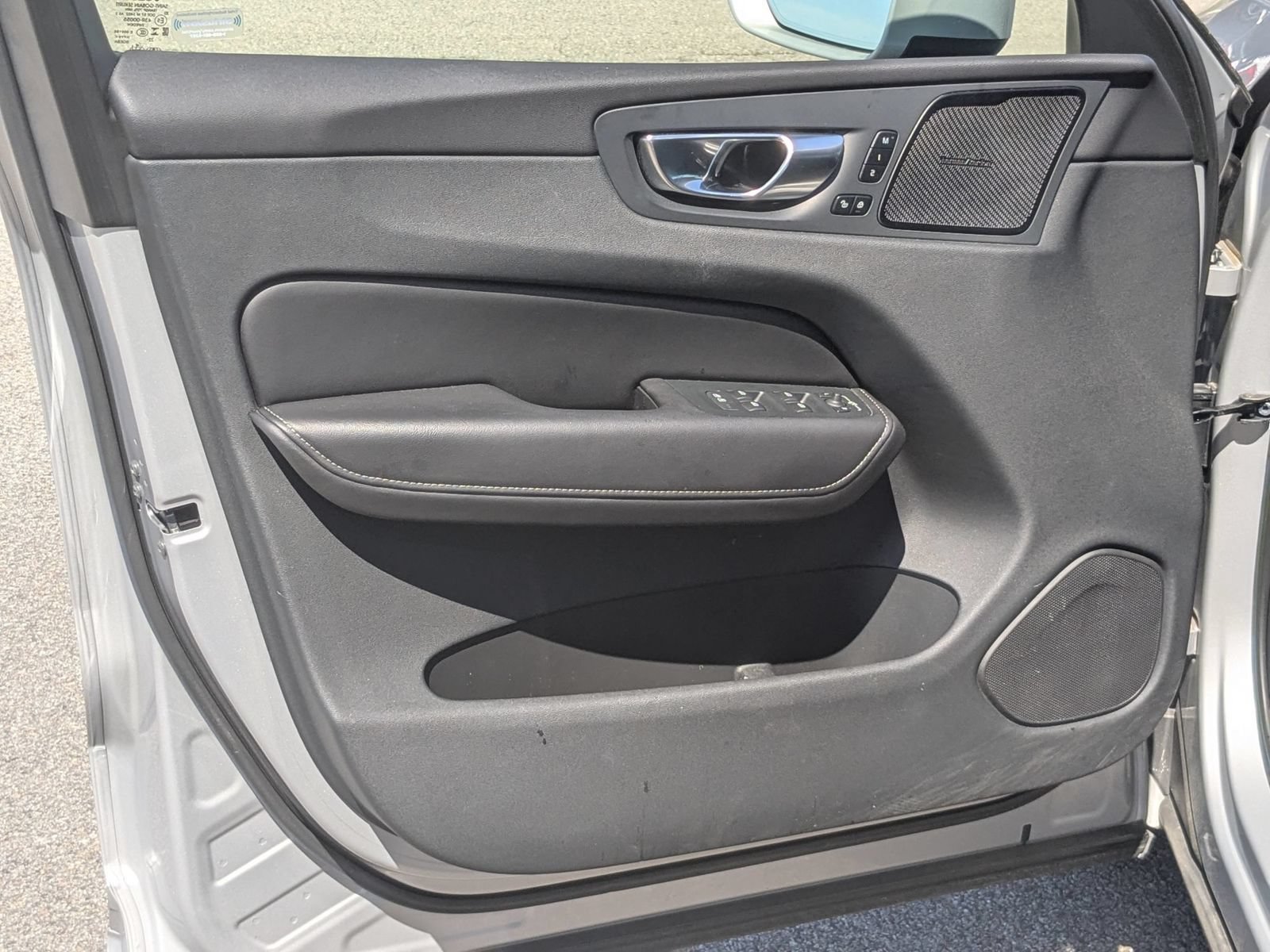 Used 2023 Volvo XC60 B5 Ultimate w/ Climate Package FWD image 11
