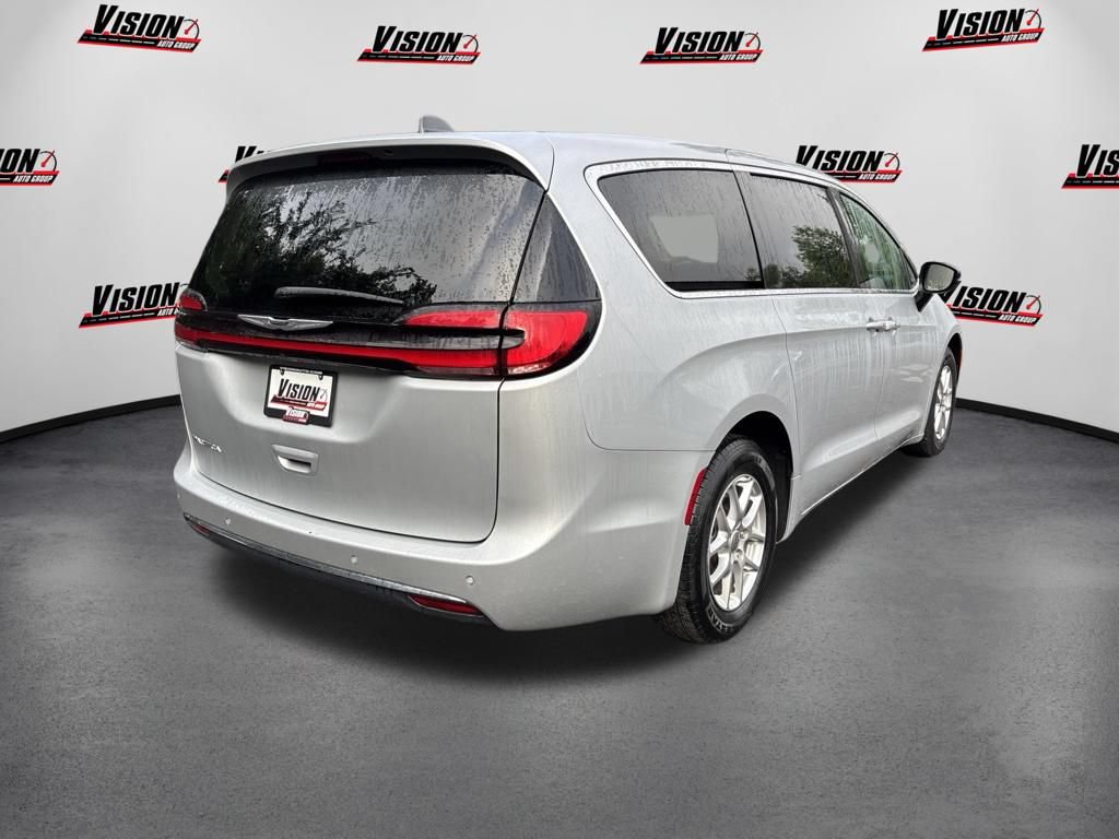 Used 2024 Chrysler Pacifica Touring-L FWD image 5