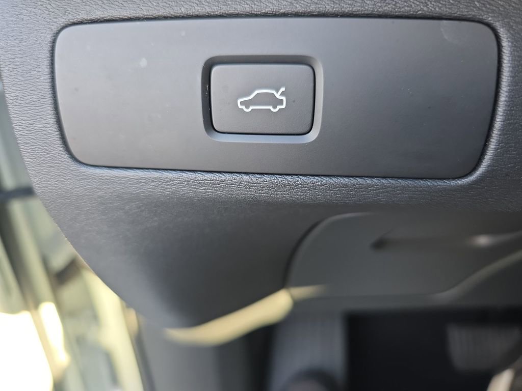 Certified 2025 Volvo XC90 B6 Plus image 37