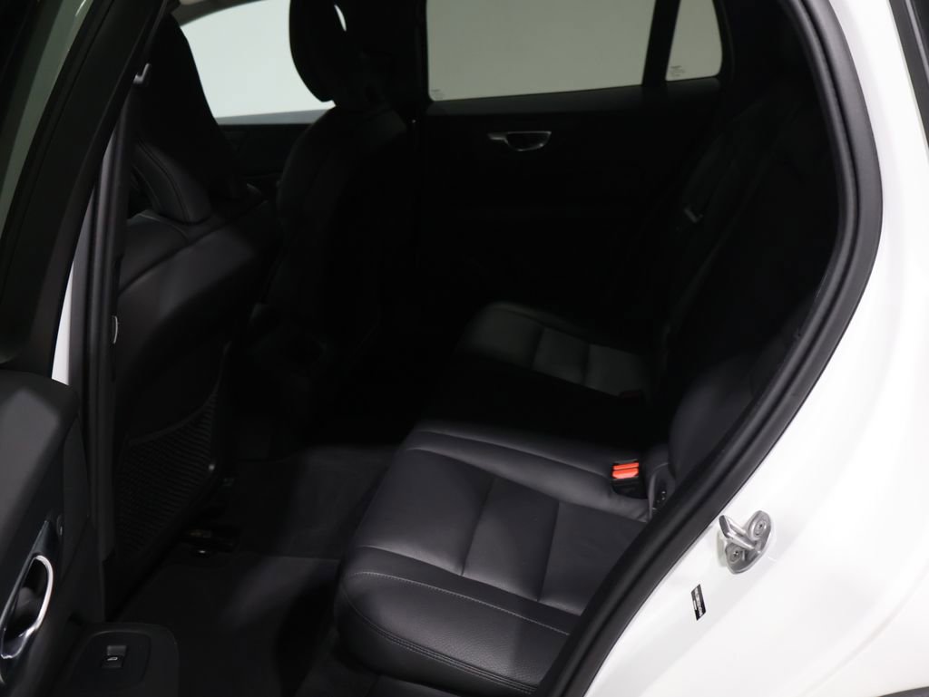 Used 2025 Volvo V60 B5 Cross Country Plus image 18