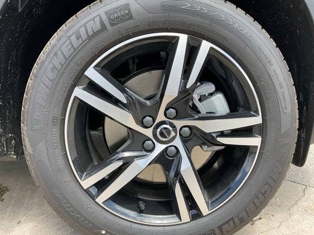 New 2026 Volvo XC40 B4 Core w/ Climate Package FWD image 9