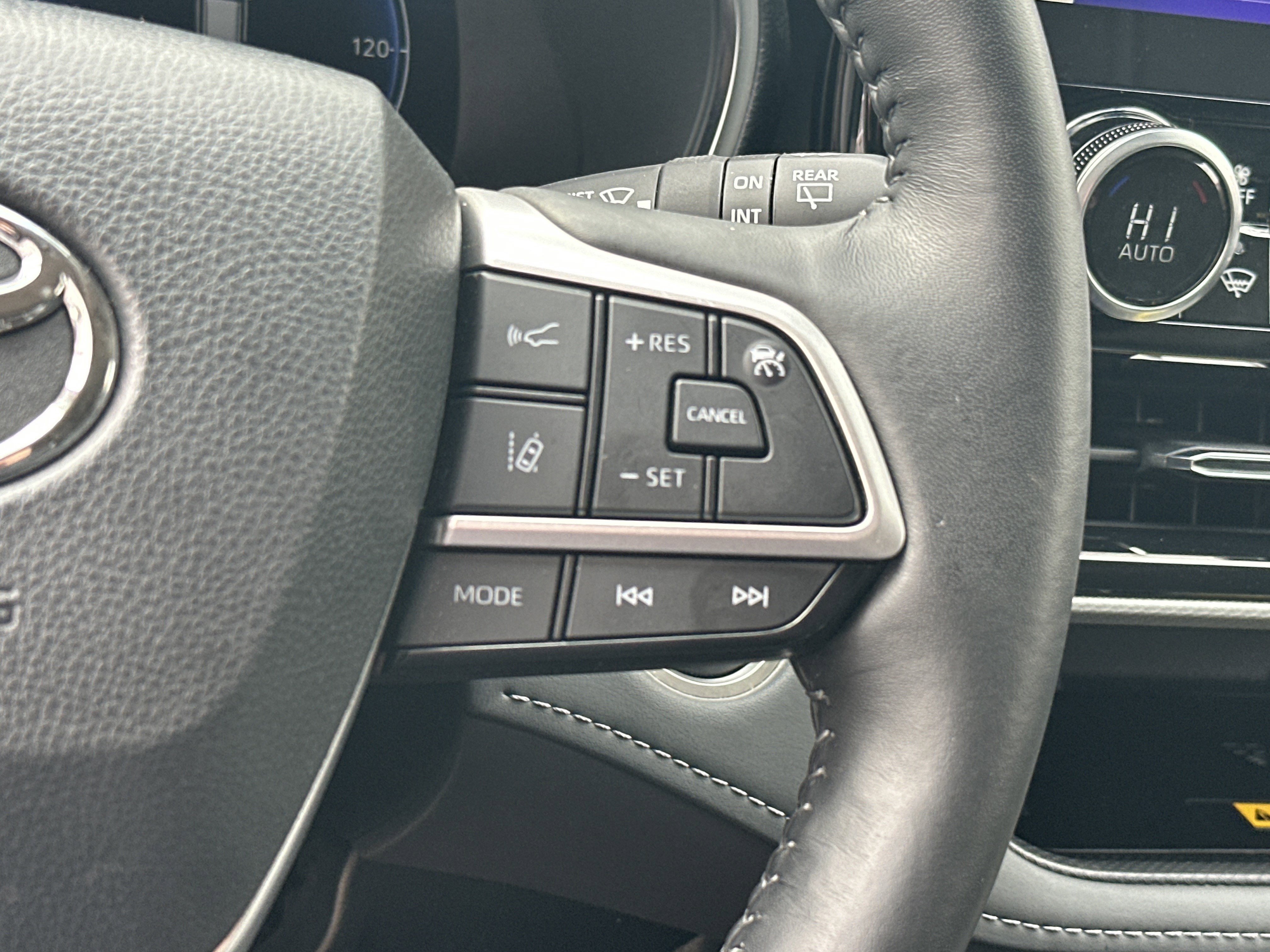 Used 2024 Toyota Highlander Platinum AWD/4WD image 19
