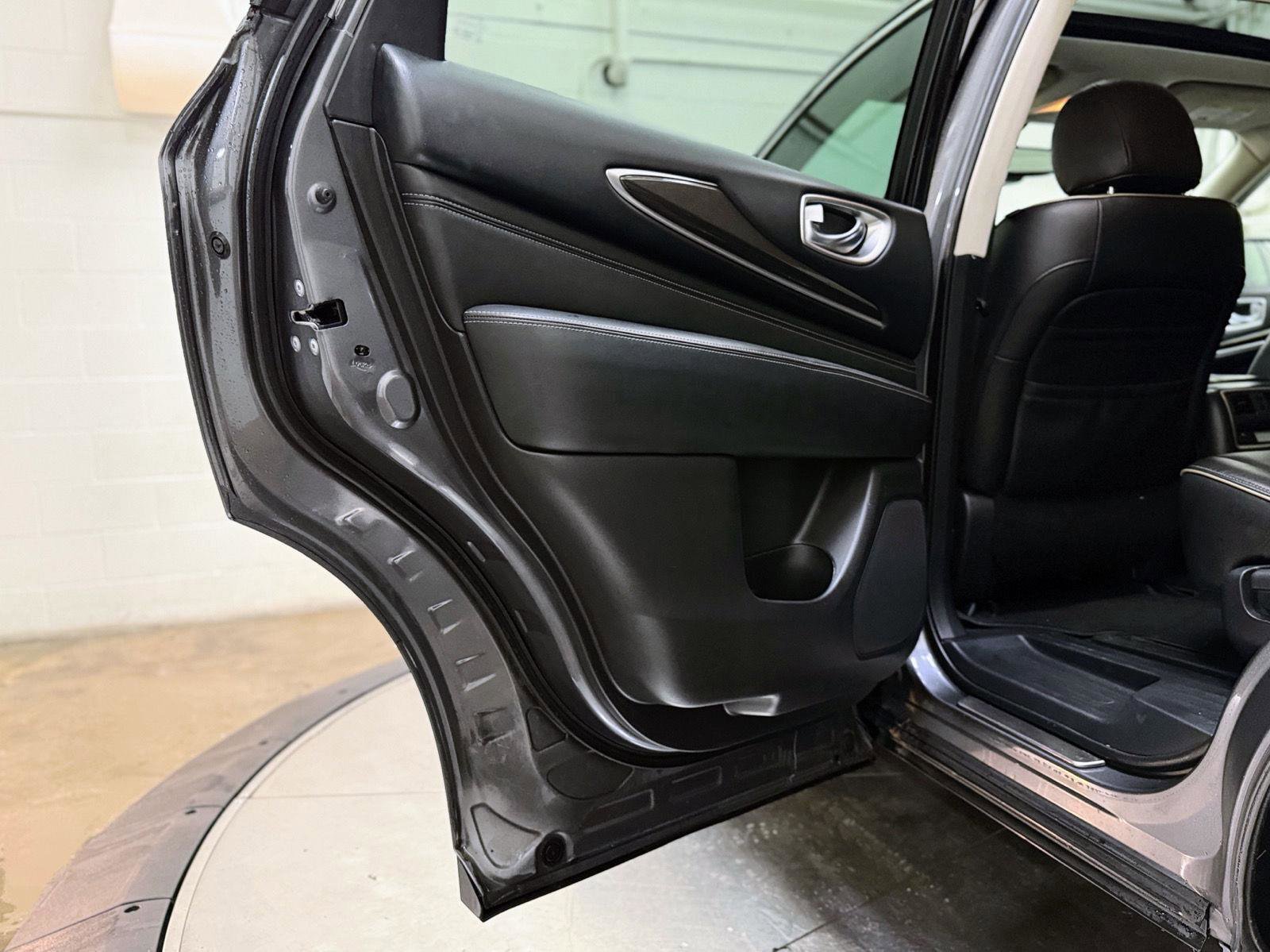 Used 2019 INFINITI QX60 Luxe w/ Essential Package image 15