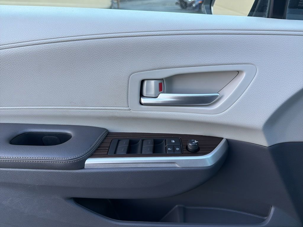 Used 2021 Toyota Sienna XLE image 12