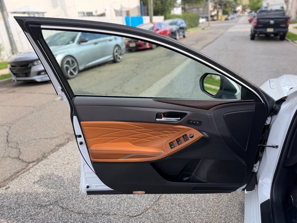 Used 2019 Toyota Avalon Limited w/ All Weather Liner Package FWD image 11