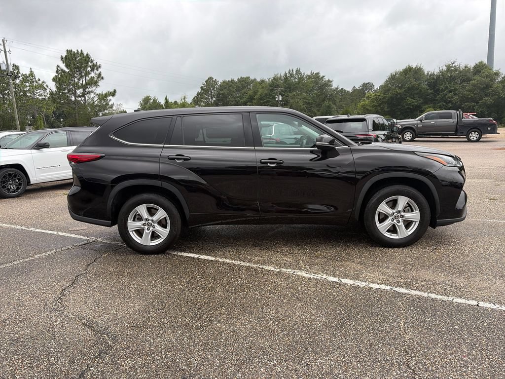 Used 2021 Toyota Highlander L FWD image 7