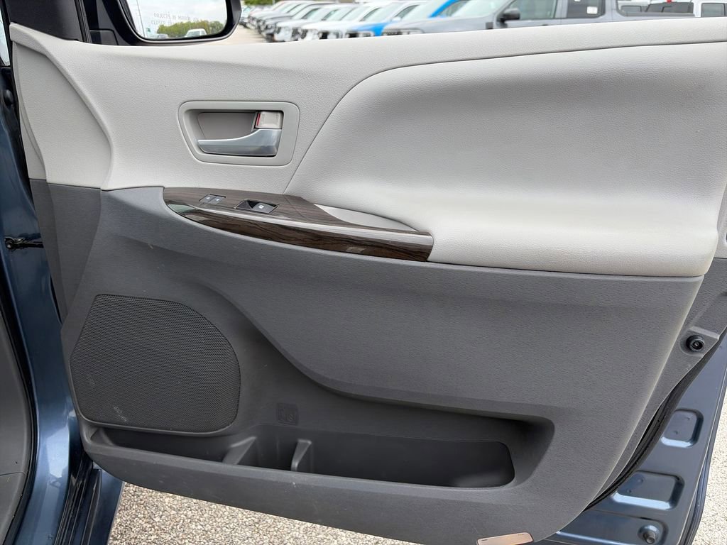Used 2015 Toyota Sienna XLE w/ XLE Navigation Package FWD image 9