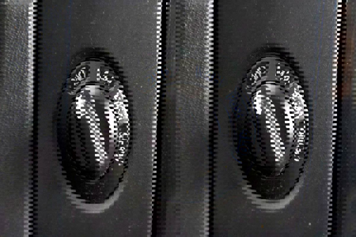 Used 2015 Nissan Titan SV image 48